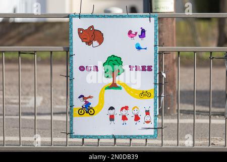 Rochford, Großbritannien. 5. Februar 2023. Demonstranten von Save holt Farm Oak Tree haben ihr Baumlager aus dem Eichenbaum entfernt, auf richterlichen Befehl von Bloor Homes Baufirma. Der Auftrag tritt am 6. Februar 2023 in Kraft und besagt, dass Bloor Homes oder seine Auftragnehmer nicht absichtlich behindert werden dürfen. Die Gruppe hat nun ein kleines Lager gegenüber dem Baum aufgebaut. Die 100 Jahre alte Eiche wird voraussichtlich jederzeit bis zum 16. April 2023 gefällt. Penelope Barritt/Alamy Live News Stockfoto