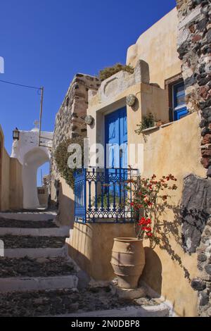 Traditionelle Treppenstraße von Santorin Stockfoto