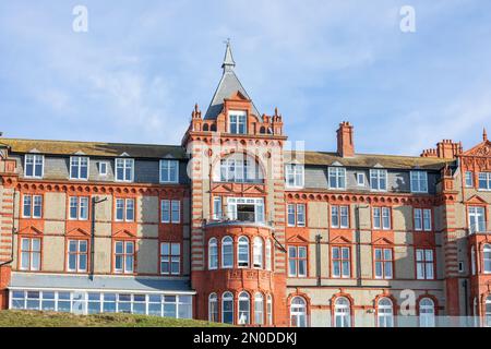 Newquay, Cornwall, 5. Februar 2023, The Headland Hotel on a lovely Sunny Day in Fistral Beach, Cornwall. Der Strand ist berühmt, da Menschen aus dem ganzen Land reisen, um auf den berühmten Wellen mit tollen Surfbedingungen zu reiten. Guthaben: Keith Larby/Alamy Live News Stockfoto