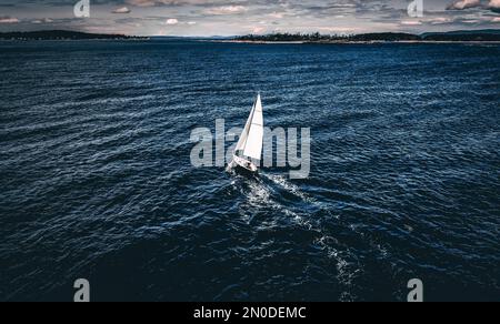 Ein Segelboot aus der Vogelperspektive Stockfoto
