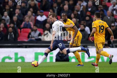 Aktenfoto von 29-12-2018, auf dem Harry Kane 2018 das erste Tor seiner Seite gegen die Wölfe erzielte. Harry Kane ist allein als Tottenhams Rekord-Torschütze ausgezogen und hat am Sonntag Jimmy Greaves' Zeichen von 266 mit dem Eröffner gegen Manchester City übertroffen. Ausgabedatum: Sonntag, 5. Februar 2023. Stockfoto