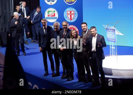 Der Präsident der Unione di Centro, Antonio De Poli, der Außenminister Antonio Tajani, der Kandidat Francesco Rocca, der Präsident des Ministerrates Giorgia Meloni, Der Minister für Infrastruktur und Verkehr Matteo Salvini und der Präsident der Partei Noi mit dem italienischen Maurizio Lupi posieren für ein Gruppenfoto am Ende der Veranstaltung zur Unterstützung des Kandidaten der rechten Koalition für den Vorsitz der Region Latium, Francesco Rocca. Am 12. Und 13. Februar 2023 stimmen wir für die Wahl des Präsidenten der Region Latium und des Regionalrats. Stockfoto