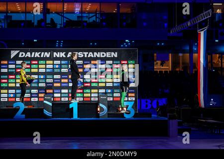 HERENVEEN - (lr) Harm Visser (Zweiter), Jorrit Bergsma (erster), Bart Hoolwerf (dritter) auf dem Podium nach dem Massenstart während des dritten Tages der NK Distanzen in Thialf. ANP VINCENT JANNINK Stockfoto