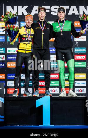 HERENVEEN - (lr) Harm Visser (Zweiter), Jorrit Bergsma (erster), Bart Hoolwerf (dritter) auf dem Podium nach dem Massenstart während des dritten Tages der NK Distanzen in Thialf. ANP VINCENT JANNINK Stockfoto