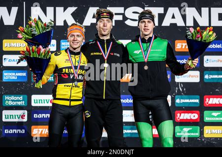 HERENVEEN - (lr) Harm Visser (Zweiter), Jorrit Bergsma (erster), Bart Hoolwerf (dritter) auf dem Podium nach dem Massenstart während des dritten Tages der NK Distanzen in Thialf. ANP VINCENT JANNINK Stockfoto