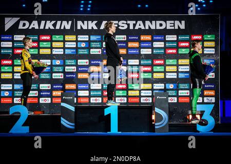 HERENVEEN - (lr) Harm Visser (Zweiter), Jorrit Bergsma (erster), Bart Hoolwerf (dritter) auf dem Podium nach dem Massenstart während des dritten Tages der NK Distanzen in Thialf. ANP VINCENT JANNINK Stockfoto