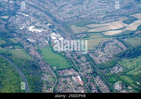 Das Loudwater District of High Wycombe in Buckinghamshire an einem Frühlingsnachmittag aus der Vogelperspektive. Die Chiltern Railway-Linie und die Autobahn M40 schneiden beide Stockfoto