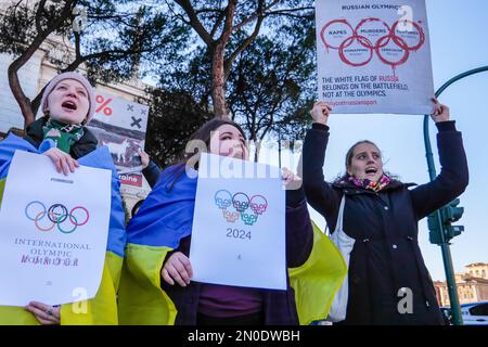 Rom, . 05. Februar 2023. 05/02/2023 Rom : Demonstration der ukrainischen Gemeinschaft gegen den russischen Aggressor in der Via dei Fori imperiali. Das Foto kann unter Berücksichtigung des Kontexts, in dem es aufgenommen wurde, und ohne diffamierende Absicht des Anstands der repräsentierten Personen verwendet werden. Kredit: Unabhängige Fotoagentur/Alamy Live News Stockfoto