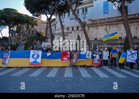 Rom, . 05. Februar 2023. 05/02/2023 Rom : Demonstration der ukrainischen Gemeinschaft gegen den russischen Aggressor in der Via dei Fori imperiali. PS: Das Foto kann unter Berücksichtigung des Kontextes, in dem es aufgenommen wurde, und ohne diffamierende Absicht des Anstands der repräsentierten Personen verwendet werden. Kredit: Unabhängige Fotoagentur/Alamy Live News Stockfoto