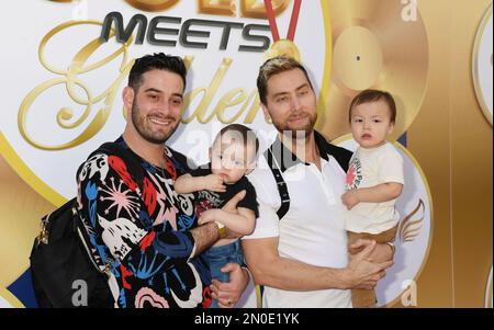 BEVERLY HILLS, KALIFORNIEN - FEBRUAR 04: (L-R) Michael Turchin, Violet Betty, Lance Bass und Alexander James besuchen die 2023 Gold Meets Golden 10. an Stockfoto