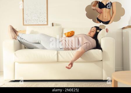 Übergewichtige Frau, die zu Hause von einem schlanken Körper auf dem Sofa träumt. Gewichtsverlust-Konzept Stockfoto