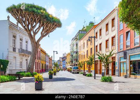 San Cristobal de La Laguna, Teneriffa, Spanien - 4. August 2011: Malerischer Blick auf die San Agustin Straße in La Laguna. Stadtbild Stockfoto