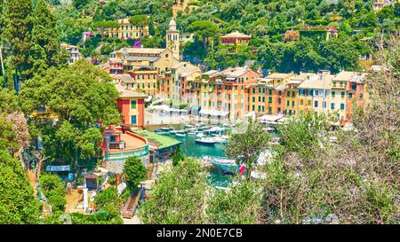 Portofino, Italien - 1. Juli 2019: Panoramablick auf Portofino mit Hafen Stockfoto