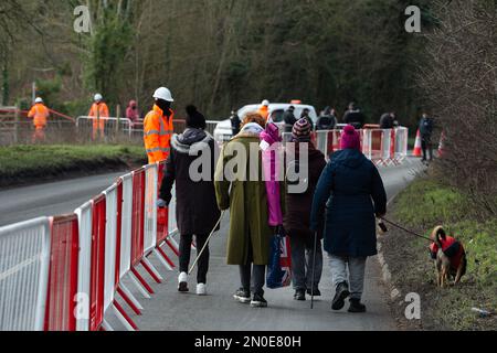 Hartwell, Aylesbury, Großbritannien. 5. Februar 2023. Szenen des Konflikts heute zwischen Einwohnern, Stopp HS2 Demonstranten und HS2 High Speed 2 Security. HS2 haben heute noch mehr Bäume gefällt, neben der A418 in Hartwell, Aylesbury. Die Einwohner wurden angeblich vom Buckinghamshire Council darüber informiert, dass HS2 keine Genehmigung hatte, die Straße A418 heute zu sperren, um den Baumfall zu erlauben. Kredit: Maureen McLean/Alamy Live News Stockfoto