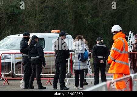 Hartwell, Aylesbury, Großbritannien. 5. Februar 2023. Szenen des Konflikts heute zwischen Einwohnern, Stopp HS2 Demonstranten und HS2 High Speed 2 Security. HS2 haben heute noch mehr Bäume gefällt, neben der A418 in Hartwell, Aylesbury. Die Einwohner wurden angeblich vom Buckinghamshire Council darüber informiert, dass HS2 keine Genehmigung hatte, die Straße A418 heute zu sperren, um den Baumfall zu erlauben. Kredit: Maureen McLean/Alamy Live News Stockfoto