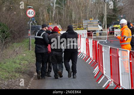 Hartwell, Aylesbury, Großbritannien. 5. Februar 2023. Szenen des Konflikts heute zwischen Einwohnern, Stopp HS2 Demonstranten und HS2 High Speed 2 Security. HS2 haben heute noch mehr Bäume gefällt, neben der A418 in Hartwell, Aylesbury. Die Einwohner wurden angeblich vom Buckinghamshire Council darüber informiert, dass HS2 keine Genehmigung hatte, die Straße A418 heute zu sperren, um den Baumfall zu erlauben. Kredit: Maureen McLean/Alamy Live News Stockfoto