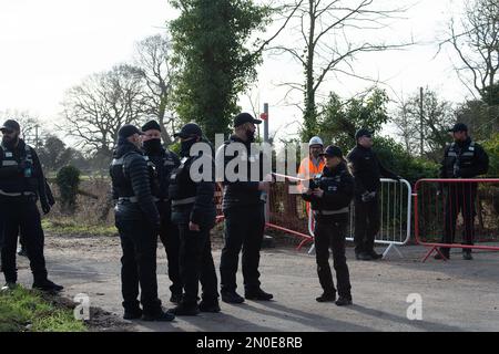 Hartwell, Aylesbury, Großbritannien. 5. Februar 2023. Szenen des Konflikts heute zwischen Einwohnern, Stopp HS2 Demonstranten und HS2 High Speed 2 Security. HS2 haben heute noch mehr Bäume gefällt, neben der A418 in Hartwell, Aylesbury. Die Einwohner wurden angeblich vom Buckinghamshire Council darüber informiert, dass HS2 keine Genehmigung hatte, die Straße A418 heute zu sperren, um den Baumfall zu erlauben. Kredit: Maureen McLean/Alamy Live News Stockfoto