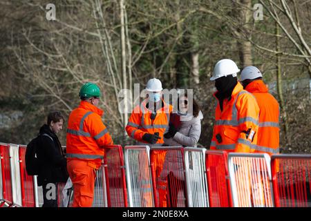 Hartwell, Aylesbury, Großbritannien. 5. Februar 2023. Szenen des Konflikts heute zwischen Einwohnern, Stopp HS2 Demonstranten und HS2 High Speed 2 Security. HS2 haben heute noch mehr Bäume gefällt, neben der A418 in Hartwell, Aylesbury. Die Einwohner wurden angeblich vom Buckinghamshire Council darüber informiert, dass HS2 keine Genehmigung hatte, die Straße A418 heute zu sperren, um den Baumfall zu erlauben. Kredit: Maureen McLean/Alamy Live News Stockfoto