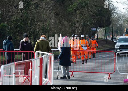 Hartwell, Aylesbury, Großbritannien. 5. Februar 2023. Szenen des Konflikts heute zwischen Einwohnern, Stopp HS2 Demonstranten und HS2 High Speed 2 Security. HS2 haben heute noch mehr Bäume gefällt, neben der A418 in Hartwell, Aylesbury. Die Einwohner wurden angeblich vom Buckinghamshire Council darüber informiert, dass HS2 keine Genehmigung hatte, die Straße A418 heute zu sperren, um den Baumfall zu erlauben. Kredit: Maureen McLean/Alamy Live News Stockfoto