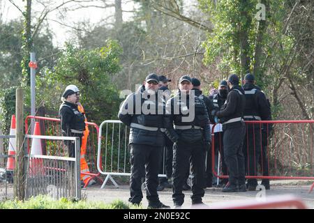 Hartwell, Aylesbury, Großbritannien. 5. Februar 2023. Szenen des Konflikts heute zwischen Einwohnern, Stopp HS2 Demonstranten und HS2 High Speed 2 Security. HS2 haben heute noch mehr Bäume gefällt, neben der A418 in Hartwell, Aylesbury. Die Einwohner wurden angeblich vom Buckinghamshire Council darüber informiert, dass HS2 keine Genehmigung hatte, die Straße A418 heute zu sperren, um den Baumfall zu erlauben. Kredit: Maureen McLean/Alamy Live News Stockfoto