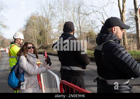 Hartwell, Aylesbury, Großbritannien. 5. Februar 2023. Szenen des Konflikts heute zwischen Einwohnern, Stopp HS2 Demonstranten und HS2 High Speed 2 Security. HS2 haben heute noch mehr Bäume gefällt, neben der A418 in Hartwell, Aylesbury. Die Einwohner wurden angeblich vom Buckinghamshire Council darüber informiert, dass HS2 keine Genehmigung hatte, die Straße A418 heute zu sperren, um den Baumfall zu erlauben. Kredit: Maureen McLean/Alamy Live News Stockfoto