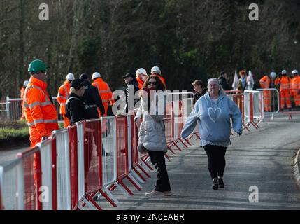 Hartwell, Aylesbury, Großbritannien. 5. Februar 2023. Szenen des Konflikts heute zwischen Einwohnern, Stopp HS2 Demonstranten und HS2 High Speed 2 Security. HS2 haben heute noch mehr Bäume gefällt, neben der A418 in Hartwell, Aylesbury. Die Einwohner wurden angeblich vom Buckinghamshire Council darüber informiert, dass HS2 keine Genehmigung hatte, die Straße A418 heute zu sperren, um den Baumfall zu erlauben. Kredit: Maureen McLean/Alamy Live News Stockfoto