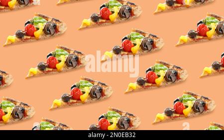 Pizzaschneiden auf blassorangefarbenem Hintergrund. Musterkonstruktion Stockfoto