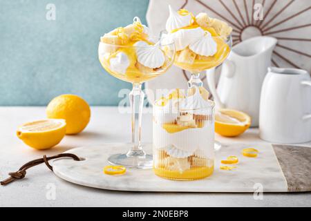 Zitronenparfait mit Pfannkuchen, Zitronenquak, Schlagsahne und Baiser-Küssen Stockfoto