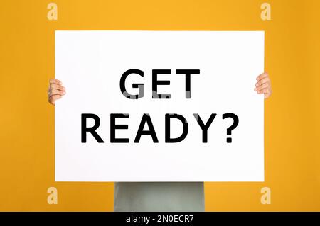 Mann mit Poster und Text „bereit machen“? Auf gelbem Hintergrund Stockfoto