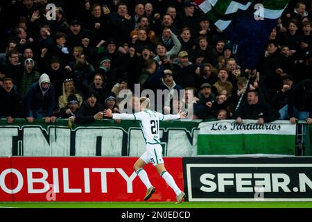 GRONINGEN – Oliver Antman vom FC Groningen erhält am 5. Februar 2023 im Euroborg-Stadion in Groningen, Niederlande, die 1-1 beim niederländischen Premier-League-Spiel zwischen dem FC Groningen und dem FC Twente. ANP COR LASKER Stockfoto