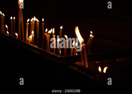 Brennende Kerzen in der Kirche. Schöner Hintergrund Stockfoto