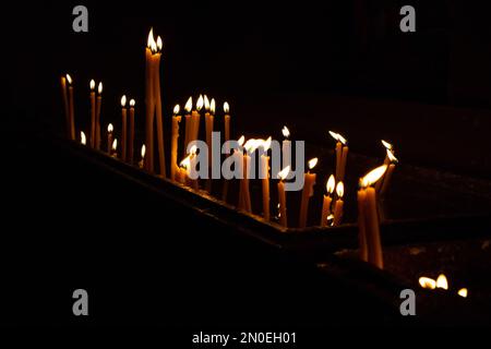 Brennende Kerzen in der Kirche. Schöner Hintergrund Stockfoto