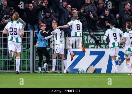 GRONINGEN, NIEDERLANDE - FEBRUAR 5: Oliver Antman vom FC Groningen feiert nach dem ersten Tor seiner Teams Johan Hove vom FC Groningen, Ricardo Pepi vom FC Groningen, Tomas Suslov vom FC Groningen während des niederländischen Eredivisie-Spiels zwischen dem FC Groningen und dem FC Twente in der Euroborg am 5. Februar, 2023 in Groningen, Niederlande (Foto: Pieter van der Woude/Orange Pictures) Stockfoto