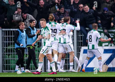 GRONINGEN, NIEDERLANDE – FEBRUAR 5: Oliver Antman vom FC Groningen feiert nach dem ersten Tor seiner Teams Johan Hove vom FC Groningen, Ricardo Pepi vom FC Groningen, Tomas Suslov vom FC Groningen, Mads Bech Sorensen vom FC Groningen, Isak Maatta vom FC Groningen während des niederländischen Eredivisie-Spiels zwischen dem FC Groningen und dem FC Twente in der Euroborg am 5. Februar 2023 in Groningen, Niederlande (Foto: Pieter van der Woude/Orange Pictures) Stockfoto