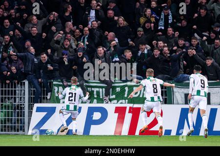 GRONINGEN, NIEDERLANDE - FEBRUAR 5: Oliver Antman vom FC Groningen feiert nach dem ersten Tor seiner Teams Johan Hove vom FC Groningen und Ricardo Pepi vom FC Groningen während des niederländischen Eredivisie-Spiels zwischen dem FC Groningen und dem FC Twente im Euroborg am 5. Februar 2023 in Groningen, Niederlande (Foto: Pieter van der Woude/Orange Pictures) Stockfoto