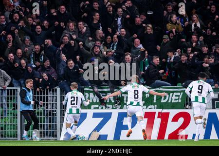 GRONINGEN, NIEDERLANDE - FEBRUAR 5: Oliver Antman vom FC Groningen feiert nach dem ersten Tor seiner Teams Johan Hove vom FC Groningen und Ricardo Pepi vom FC Groningen während des niederländischen Eredivisie-Spiels zwischen dem FC Groningen und dem FC Twente im Euroborg am 5. Februar 2023 in Groningen, Niederlande (Foto: Pieter van der Woude/Orange Pictures) Stockfoto