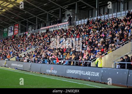 Große Menge unterstützt die WSL während des FA Women's Super League-Spiels Manchester United Women vs Everton Women im Leigh Sports Village, Leigh, Großbritannien, 5. Februar 2023 (Foto von Conor Molloy/News Images) Stockfoto