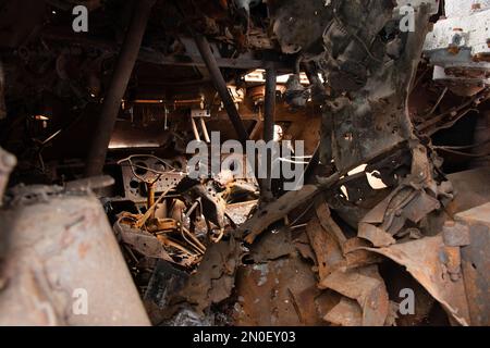 Während des Krieges von 2023 steht in der Ukraine ein russischer Panzer in die Luft gejagt, ein militärischer Panzer Stockfoto