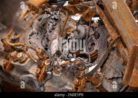 Während des Krieges von 2023 steht in der Ukraine ein russischer Panzer in die Luft gejagt, ein militärischer Panzer Stockfoto