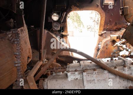 Während des Krieges von 2023 steht in der Ukraine ein russischer Panzer in die Luft gejagt, ein militärischer Panzer Stockfoto