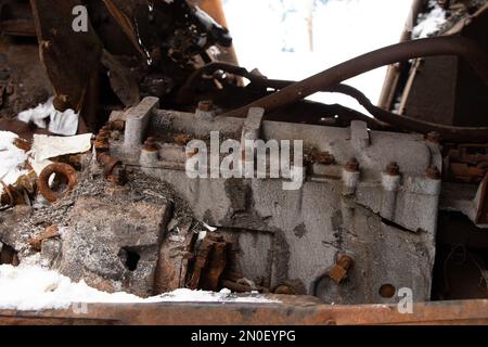 Während des Krieges von 2023 steht in der Ukraine ein russischer Panzer in die Luft gejagt, ein militärischer Panzer Stockfoto