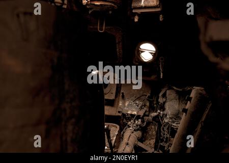 Während des Krieges von 2023 steht in der Ukraine ein russischer Panzer in die Luft gejagt, ein militärischer Panzer Stockfoto