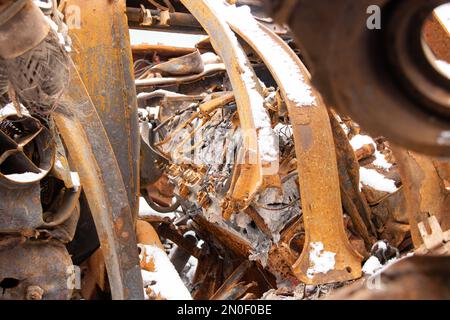 Während des Krieges von 2023 steht in der Ukraine ein russischer Panzer in die Luft gejagt, ein militärischer Panzer Stockfoto