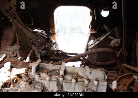 Während des Krieges von 2023 steht in der Ukraine ein russischer Panzer in die Luft gejagt, ein militärischer Panzer Stockfoto