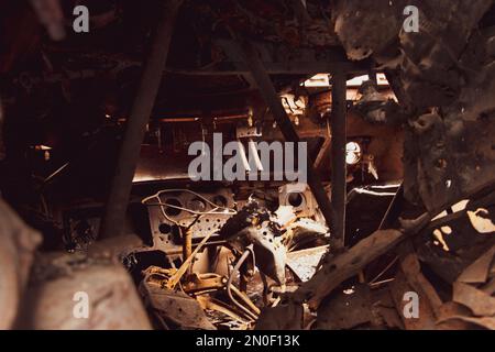 Während des Krieges von 2023 steht in der Ukraine ein russischer Panzer in die Luft gejagt, ein militärischer Panzer Stockfoto