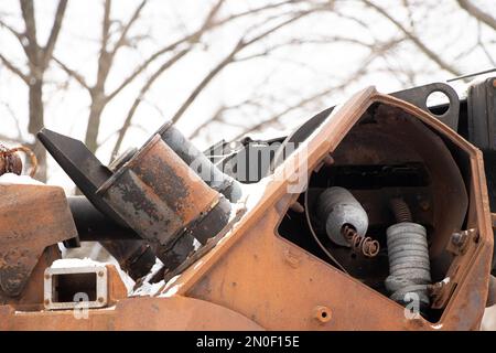 Während des Krieges von 2023 steht in der Ukraine ein russischer Panzer in die Luft gejagt, ein militärischer Panzer Stockfoto