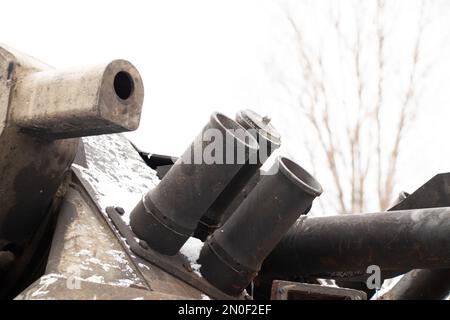 Während des Krieges von 2023 steht in der Ukraine ein russischer Panzer in die Luft gejagt, ein militärischer Panzer Stockfoto