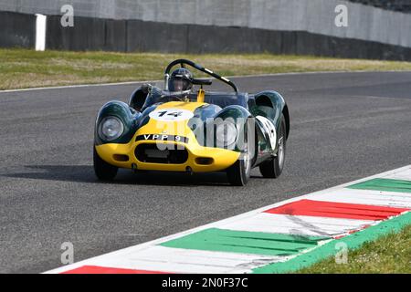 Scarperia, 3. April 2022: Lister-Jaguar Knobbly 1958 in Aktion während des Mugello Classic 2022 auf dem Mugello Circuit in Italien. Stockfoto