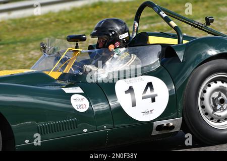 Scarperia, 3. April 2022: Lister-Jaguar Knobbly 1958 in Aktion während des Mugello Classic 2022 auf dem Mugello Circuit in Italien. Stockfoto