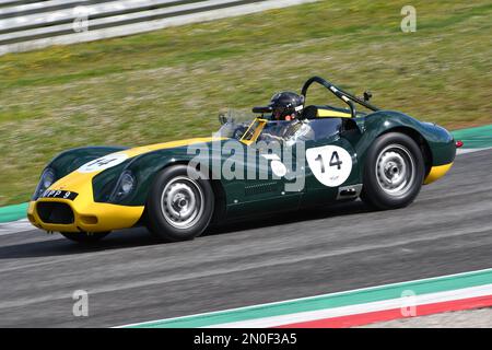 Scarperia, 3. April 2022: Lister-Jaguar Knobbly 1958 in Aktion während des Mugello Classic 2022 auf dem Mugello Circuit in Italien. Stockfoto